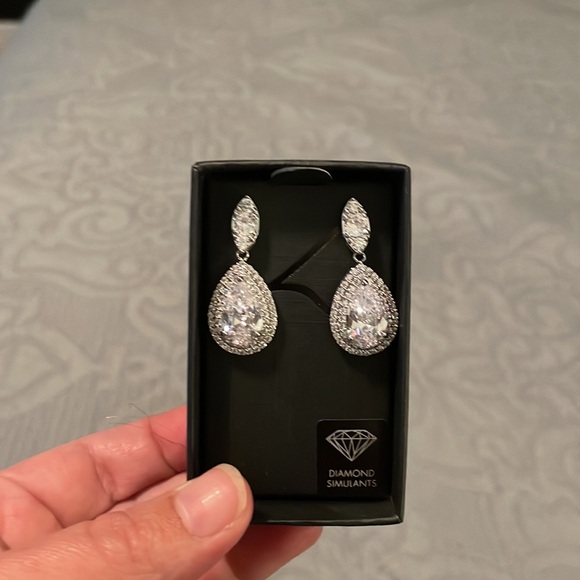 Lovisa Sparkling Diamond Simulants Silver Tone Teardrop Post Earrings - Picture 3 of 5